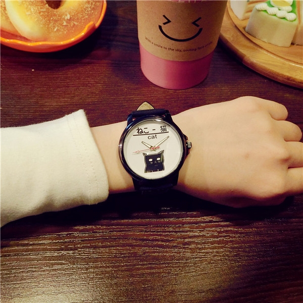 Ежедневни часовници за мъже и жени в черно и бяло. 