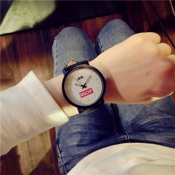 Ежедневни часовници за мъже и жени в черно и бяло. 