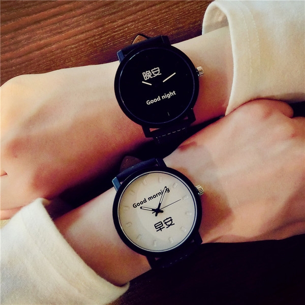 Ежедневни часовници за мъже и жени в черно и бяло. 