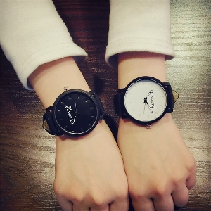 Περιστασιακά ρολόγια για άνδρες και γυναίκες σε μαύρο και άσπρο.