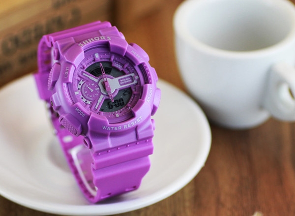 Гумени часовници подходящи за мъже и жени в различни свежи цветове. 