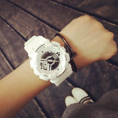 Гумени часовници подходящи за мъже и жени в различни свежи цветове. 