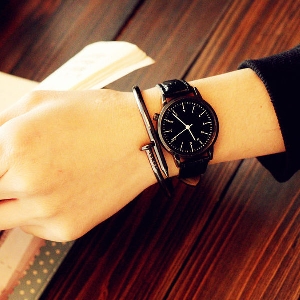 Стилни часовници подходящи за влюбени двойки в три цвята. 