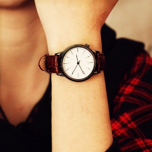 Стилни часовници подходящи за влюбени двойки в три цвята. 