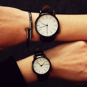 Κομψά ρολόγια κατάλληλα για ερωτευμένα ζευγάρια σε τρία χρώματα.