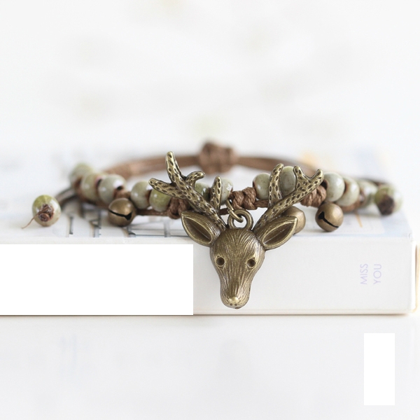 Елегантна малка гривна със сини топчета и еленче. 