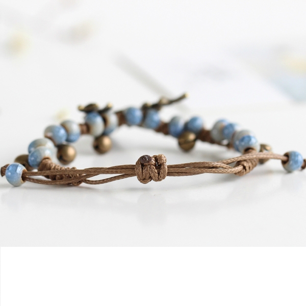 Елегантна малка гривна със сини топчета и еленче. 