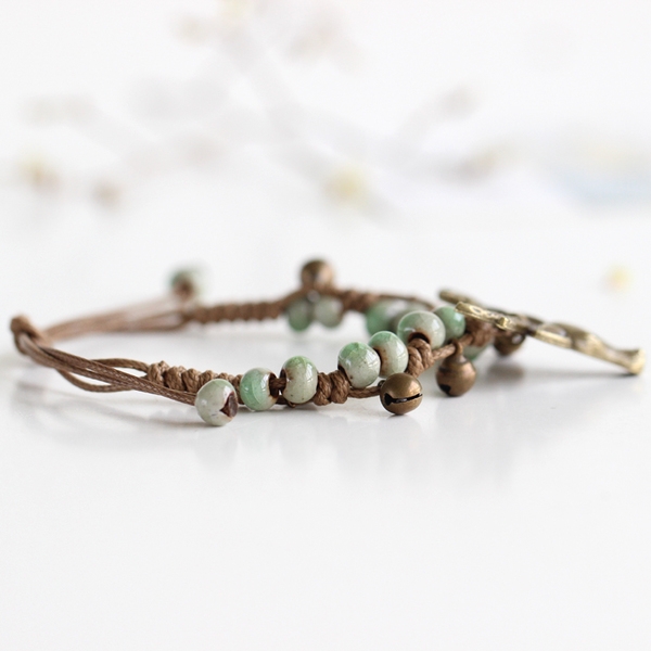 Елегантна малка гривна със сини топчета и еленче. 