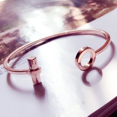 Женски гривни в различни варианти и размери - подходящи и за деца. 