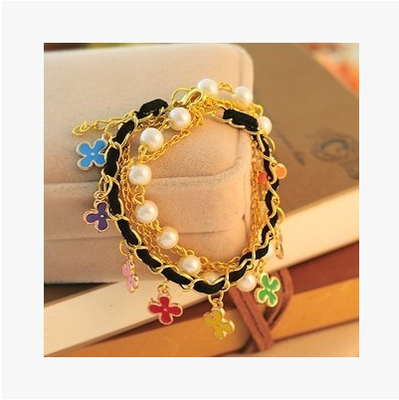 Женски гривни в различни варианти и размери - подходящи и за деца. 