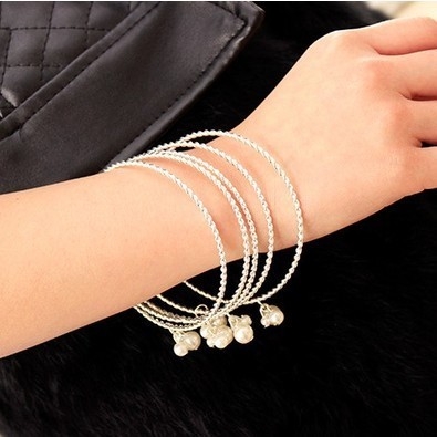 Женски гривни в различни варианти и размери - подходящи и за деца. 