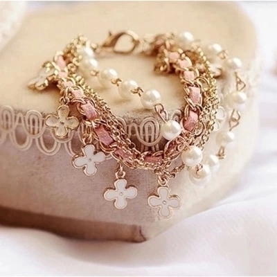 Женски гривни в различни варианти и размери - подходящи и за деца. 