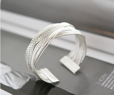 Женски гривни в различни варианти и размери - подходящи и за деца. 