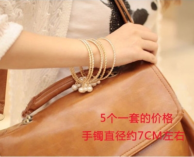 Женски гривни в различни варианти и размери - подходящи и за деца. 