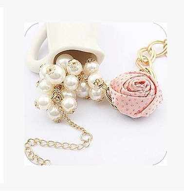 Женски гривни в различни варианти и размери - подходящи и за деца. 