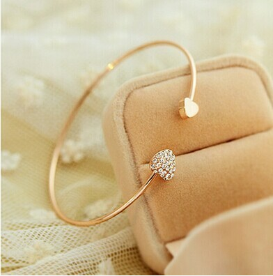 Женски гривни в различни варианти и размери - подходящи и за деца. 