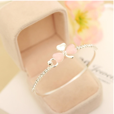 Женски гривни в различни варианти и размери - подходящи и за деца. 