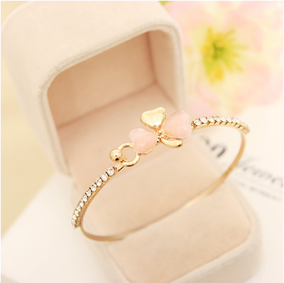 Женски гривни в различни варианти и размери - подходящи и за деца. 