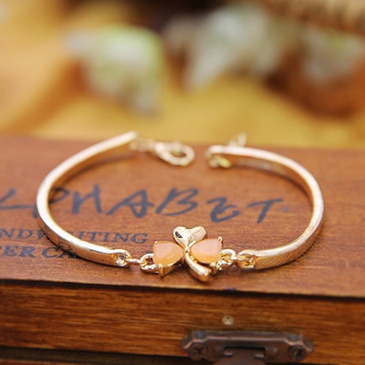 Женски гривни в различни варианти и размери - подходящи и за деца. 