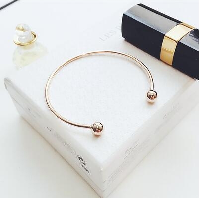 Нежни гривни за изискани дами в различни модели. 