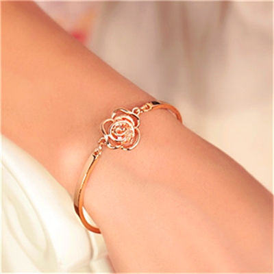 Нежни гривни за изискани дами в различни модели. 