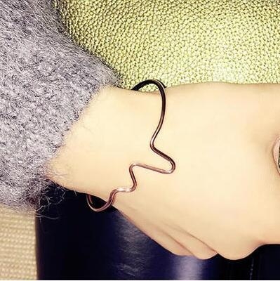 Нежни гривни за изискани дами в различни модели. 