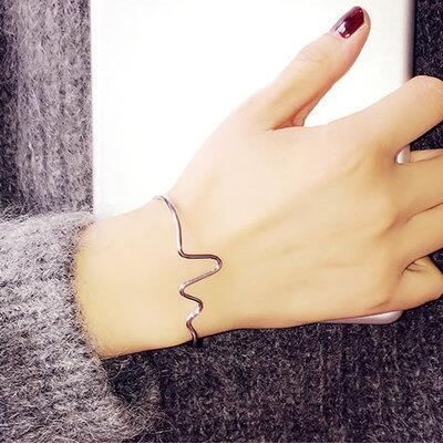 Нежни гривни за изискани дами в различни модели. 