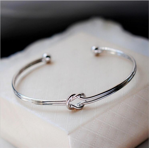 Нежни гривни за изискани дами в различни модели. 