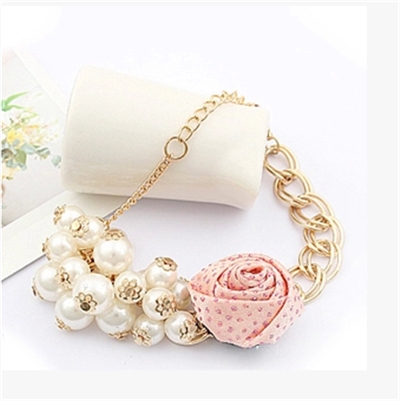 Нежни гривни за изискани дами в различни модели. 