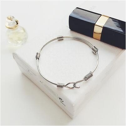 Нежни гривни за изискани дами в различни модели. 