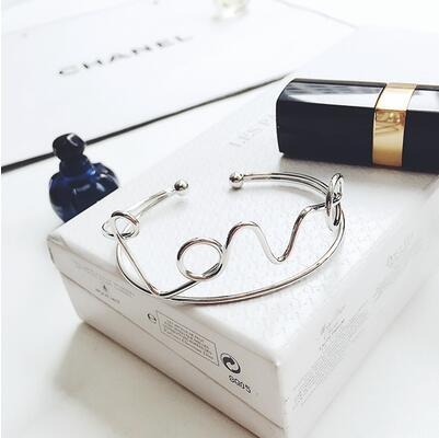 Нежни гривни за изискани дами в различни модели. 