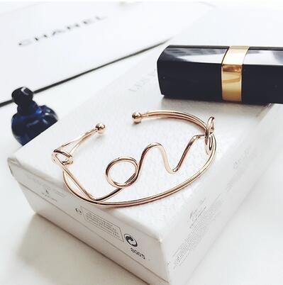 Нежни гривни за изискани дами в различни модели. 