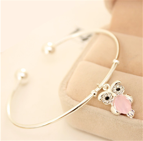 Нежни гривни за изискани дами в различни модели. 