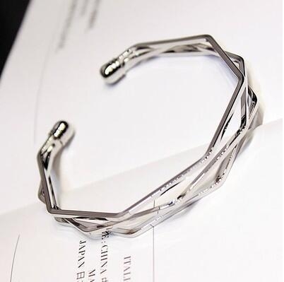 Нежни гривни за изискани дами в различни модели. 