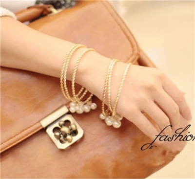 Нежни гривни за изискани дами в различни модели. 