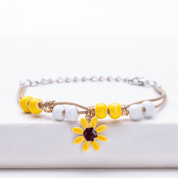 Нежни тънки гривнички в различни цветове с камъчета и цветя. 