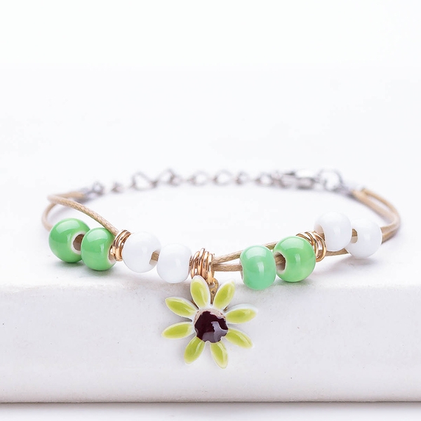 Нежни тънки гривнички в различни цветове с камъчета и цветя. 