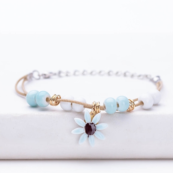 Нежни тънки гривнички в различни цветове с камъчета и цветя. 