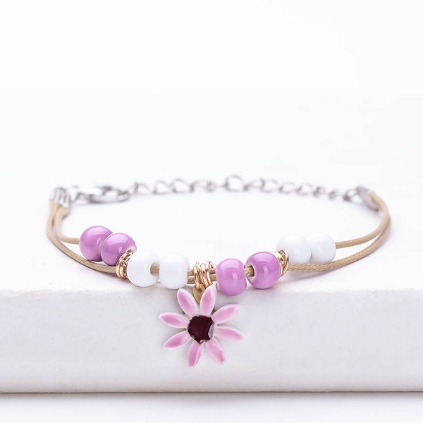 Нежни тънки гривнички в различни цветове с камъчета и цветя. 