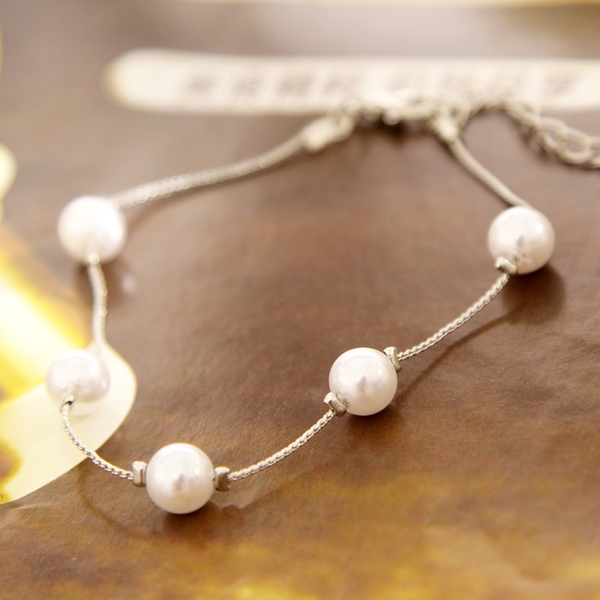 Дамски гривни с перлички в златисто и сребърно. 