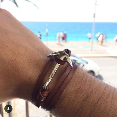 Ανδρικά δερμάτινα βραχιόλια σε ανοιχτό και σκούρο καφέ και μαύρο.