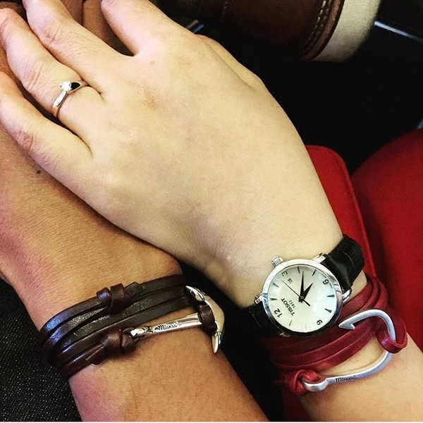 Ανδρικά δερμάτινα βραχιόλια σε ανοιχτό και σκούρο καφέ και μαύρο.