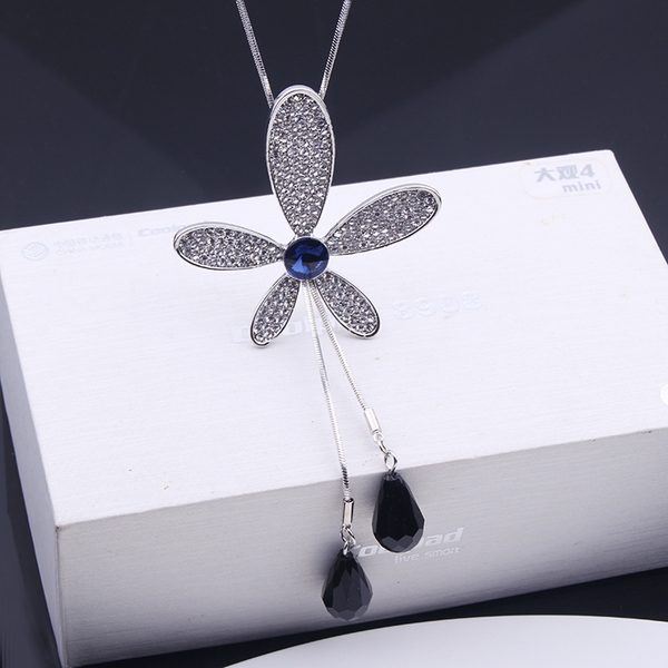 Висящи колиета за стилни дами с различни мотиви. 