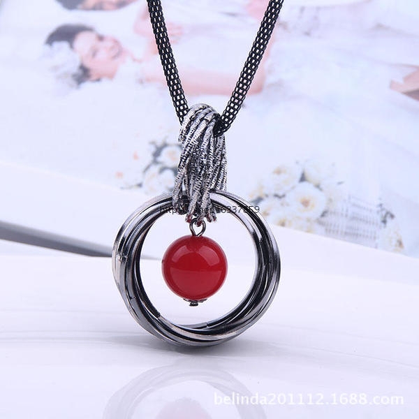 Висящи колиета за стилни дами с различни мотиви. 