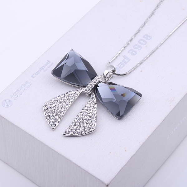 Висящи колиета за стилни дами с различни мотиви. 