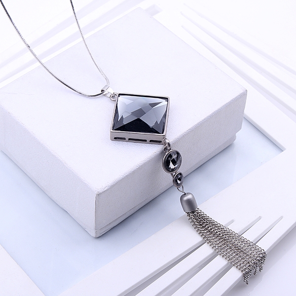 Висящи колиета за стилни дами с различни мотиви. 