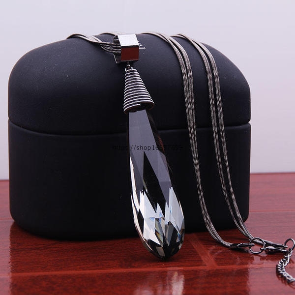 Висящи колиета за стилни дами с различни мотиви. 