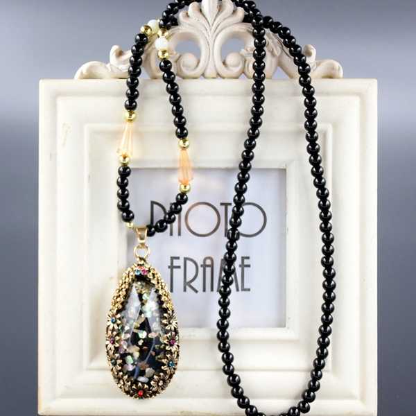 Γυναικεία περιδέραια κατάλληλα για τη καθημερινή ζωή και party σε διάφορα χρώματα.