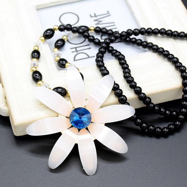 Γυναικεία περιδέραια κατάλληλα για τη καθημερινή ζωή και party σε διάφορα χρώματα.