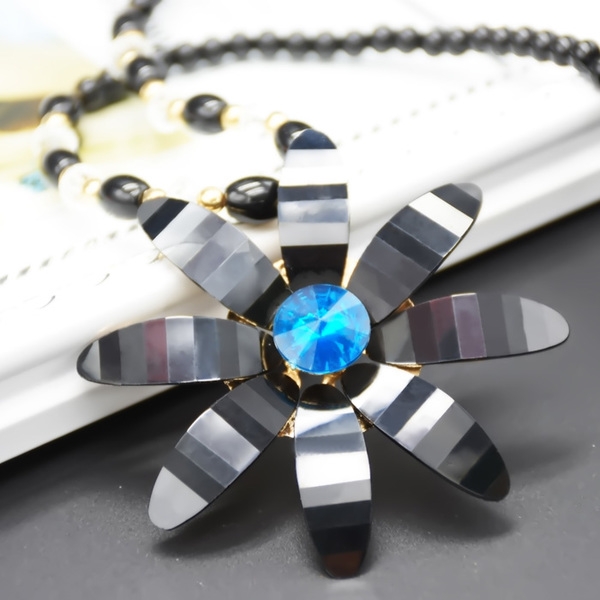 Γυναικεία περιδέραια κατάλληλα για τη καθημερινή ζωή και party σε διάφορα χρώματα.